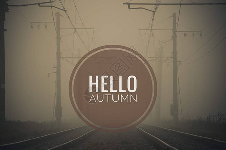 横幅你好秋天新的一个月问候卡金色的秋天照片中的文字四季浓雾中的树木图片