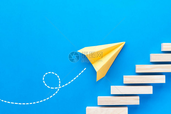 纸飞机上楼梯经营理念图片
