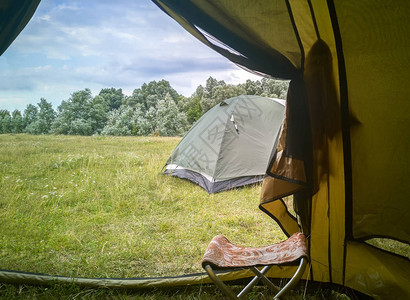 大型帐篷俯视着田野森林边缘图片
