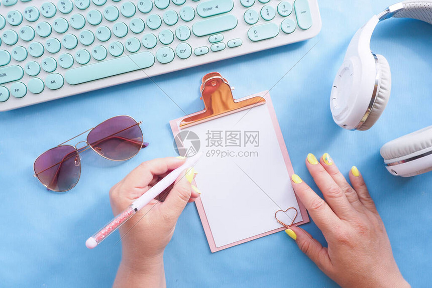 女用笔写字高清图片下载-正版图片504644036-摄图网