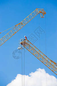 在蓝色天空背景的大型建筑起重机图片