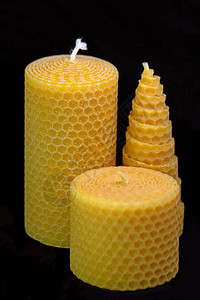 由蜂蜡制成的柱状蜡烛图片