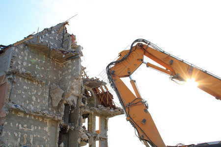 正在拆除的房屋建筑设备破旧建筑的废墟城市重建的破坏破碎图片