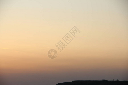 两架飞机在日落的背景之下飞在远方背景图片