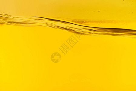 黄色背景上的波浪状清澈淡水图片