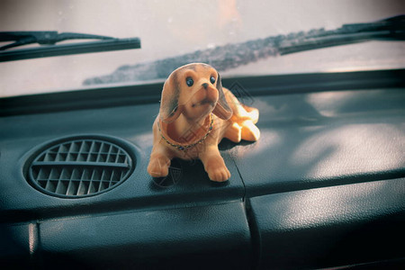 车里的玩具狗背景图片