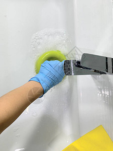 一个女人手中的柱塞手戴套进行清洁浴室里的白色水槽手戴套进行清洁浴室图片