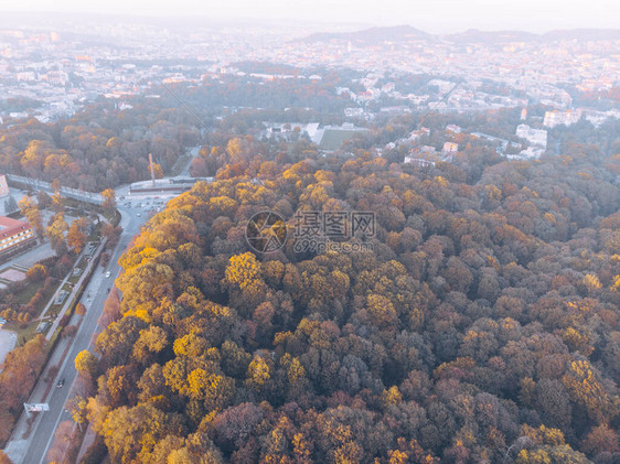 日落时空复制空间的秋天城市图片