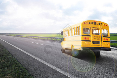 在户外道路上的黄色校车学生交通图片