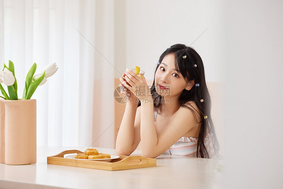 旅游度假开心品尝饮料的清凉女性图片