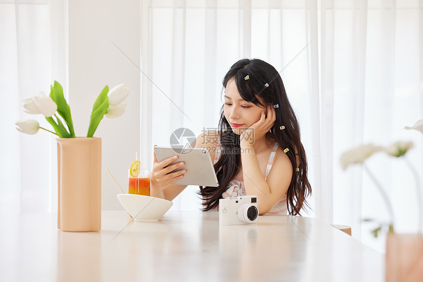 室内女性使用平板电脑图片