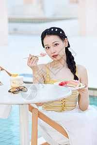 在泳池边享受美食的清凉美女图片