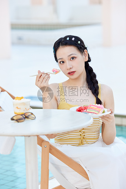 在泳池边享受美食的清凉美女图片