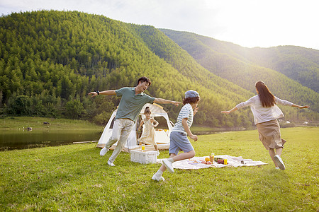 欢乐的家庭在户外露营玩耍高清图片