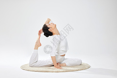 做禅意瑜伽的女性图片
