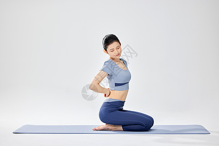 青年女人瑜伽锻炼动作图片