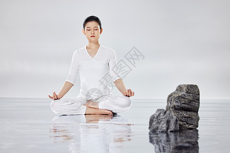 禅意水面上在做瑜伽的女性图片