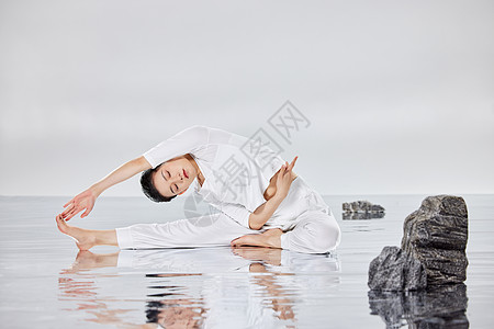 女性禅意瑜伽水面运动图片