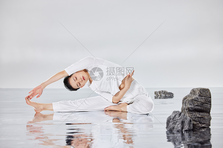 女性禅意瑜伽水面运动图片