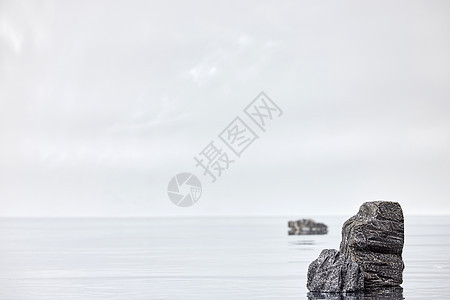 禅意假山水面倒影背景图片