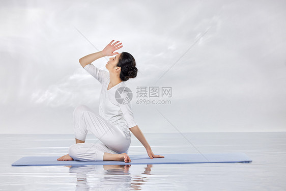 在禅意水面上做瑜伽运动的女性图片