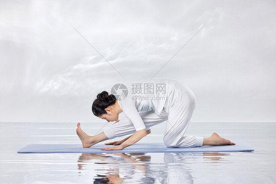 女性禅意瑜伽水面倒影图片