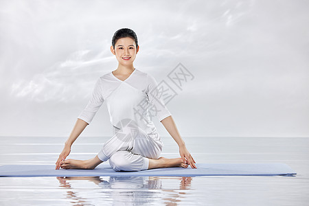 禅意水面上做瑜伽运动的青年女性背景