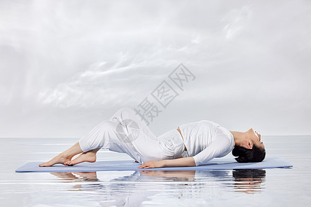 在禅意水面上做瑜伽的女性图片