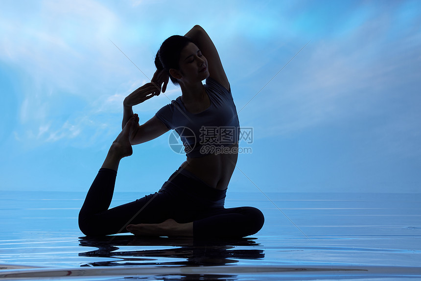 做瑜伽运动的女性剪影图片