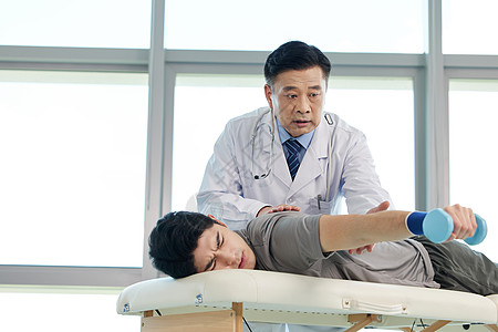 专业医生指导病人按摩复建图片素材