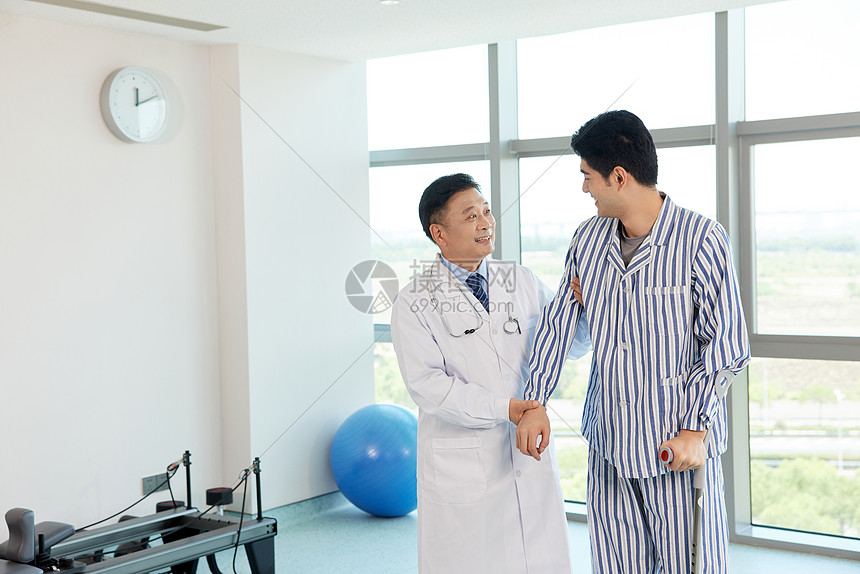 【精】医生指导病人复健高清图片下载-正版图片504648497-摄图网