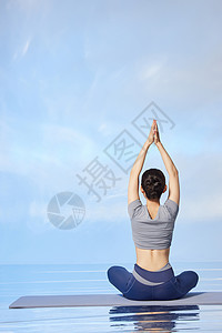 做禅意瑜伽运动的女性背影图片