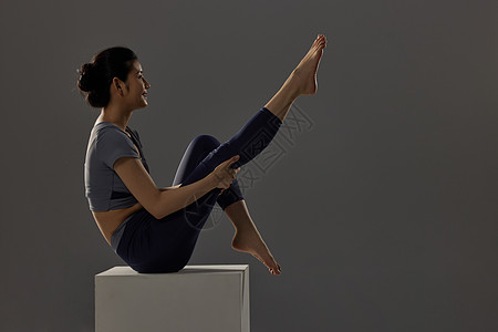 做瑜伽锻炼的女性背景图片