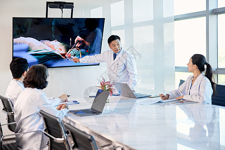在会议室讨论交流的医护人员图片