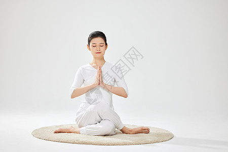 做瑜伽冥想的青年女性图片