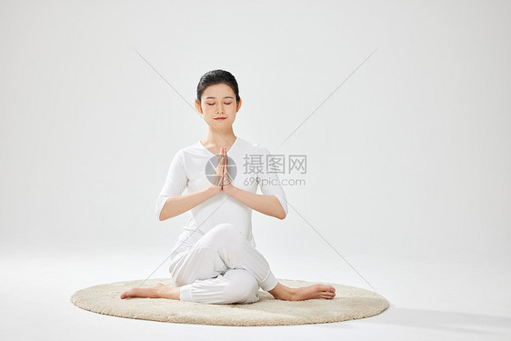 做瑜伽冥想的青年女性图片
