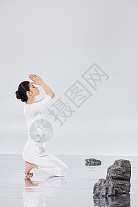 女性做瑜伽禅意动作图片