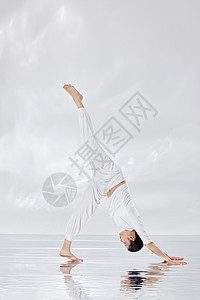 女性做瑜伽锻炼动作图片