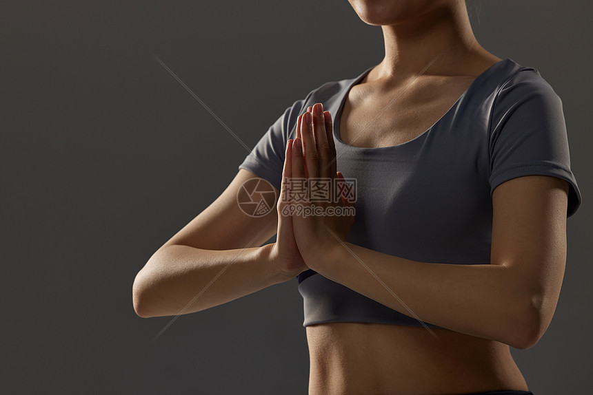 瑜伽女性手部特写图片