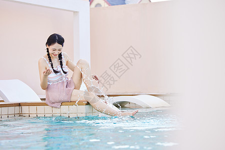 女性游泳池玩水美女泳池度假玩水背景