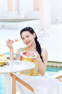 美女游泳在泳池边休息享用甜品的美女背景