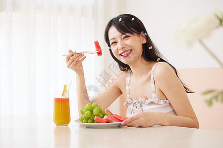 夏日元气少女吃水果图片