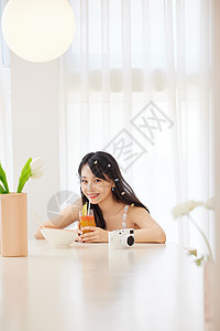 女性度假室内喝饮料休闲图片