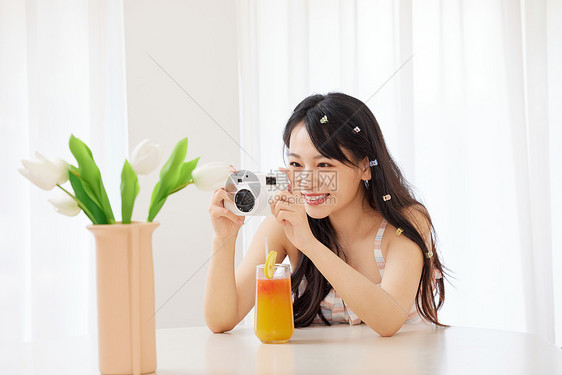 旅行的青年美女使用照相机拍照图片