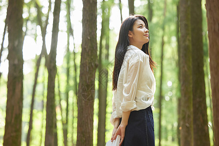 美女在森林休闲散步图片