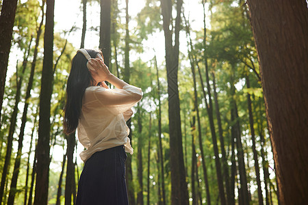 美女写真青年美女森林休闲散步背景