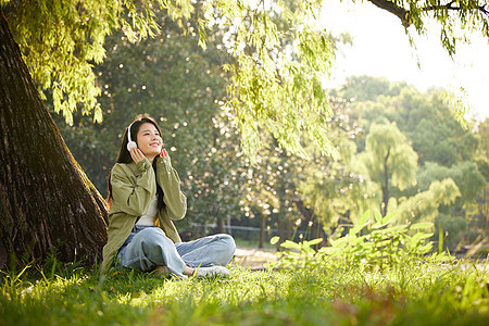 美女秋日室外郊游休闲背景图片