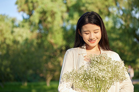 初秋美女秋日室外郊游图片