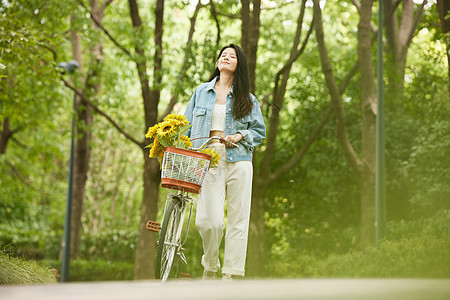 初秋户外骑行的青年女性背景图片