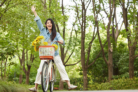 青年活力女性初秋户外骑行背景图片